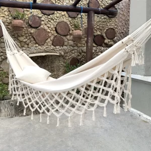 Rede para casal manufaturada artesanalmente. Coloração: Cru. Dimensões: 4