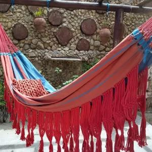 Rede manufaturada artesanalmente. Dimensões: 4